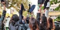 Adolescentes protestaram tirando o hijab  Foto: UGC / BBC News Brasil