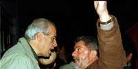 Lula conversa com o então prefeito de Santo André, Celso Daniel, durante comício em 2000  Foto: Estadão