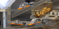 Robô Flippy 2 é capaz de fritar alimentos como batatas, cebolas e frangos de forma eficiente e rápida  Foto: Youtube / Miso Robotics