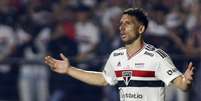 Jogador argentino saiu bravo após a derrota para o Glorioso (Foto: Miguel Schincariol / AFP)  Foto: Lance!