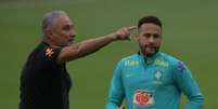 Tite passando orientação a Neymar em treino (Foto: CARL DE SOUZA / AFP)  Foto: Lance!