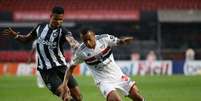 S&atilde;o Paulo leva gol de p&ecirc;nalti no fim, perde para o Botafogo e se v&ecirc; mais distante do G-8  Foto: Gazeta Press