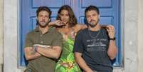 Chay Suede, Lucy Alves e Romulo Estrela caracterizados para a novela 'Travessia'  Foto: Fabio Rocha/Globo/Divulgação / Estadão