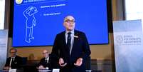 Membros da Academia Real das Ciências da Suécia apresentam o Prêmio Nobel de Ciências Econômicas de 2022  Foto: Reuters