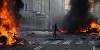 Carros em chamas no centro de Kiev após ataques com mísseis   Foto: DW / Deutsche Welle