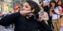 Muitas mulheres no mundo mostraram seu apoio aos protestos no Irã cortando o cabelo nas redes sociais. Mas o que significa esse gesto?  Foto: Getty Images / BBC News Brasil