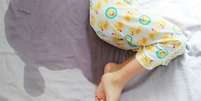 Crianças que fazem xixi na cama podem ter distúrbio do sono; entenda  Foto: Shutterstock / Alto Astral