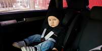 Crian&ccedil;as devem ser transportadas sempre no banco de tr&aacute;s do carro.  Foto: Imagem de ASphotofamily no Freepik