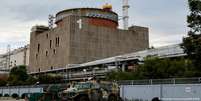 Veículo militar russo está estacionado em frente à central nuclear de Zaporíjia, na Ucrânia  Foto: DW / Deutsche Welle