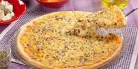 Guia da Cozinha - Jantar de Dia das Crianças: Que tal uma pizza 4 queijos de liquidificador?  Foto: Guia da Cozinha