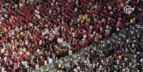 Torcedores de Corinthians e Flamengo se enfrentam no setor sul (Foto: Reprodução/LANCE!TV)  Foto: Lance!