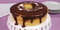 Guia da Cozinha - Cremoso e delicioso! Faça um bolo de tapioca com calda de chocolate  Foto: Guia da Cozinha