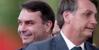 O senador Flávio Bolsonaro com o pai, Jair Bolsonaro, em Brasília; caso da 'rachadinha' tem sido lembrado durante disputa eleitoral  Foto: Reuters / BBC News Brasil