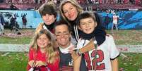 Gisele, Tom Brady e os filhos do casal  Foto: @gisele_