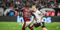 Rodney, do Flamengo, em lance contra Róger Guedes, do Corinthians, durante partida válida pela final da Copa do Brasil 2022  Foto: Estadão Conteúdo/Alexandre Neto