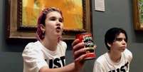 Ativistas da organiza&ccedil;&atilde;o brit&acirc;nica Just Stop Oil jogaram sopa de tomate nos Girass&oacute;is (1888) de Vincent Van Gogh na National Gallery de Londres  Foto: Instagram / Estad&atilde;o