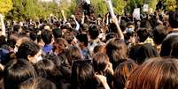 Estudantes protestam sem véu no cabelo em Shiraz, no sudoeste do Irã  Foto: SalamPix/abaca/picture alliance