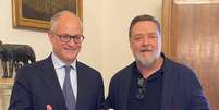 Russell Crowe e Roberto Gualtieri se reuniram em Roma nesta sexta  Foto: Reprodução/Twitter / Ansa - Brasil