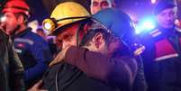 Equipes de resgate estão perfurando terreno rochoso para retirar sobreviventes da mina de carvão  Foto: Getty Images / BBC News Brasil