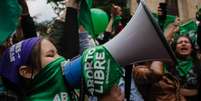 Mulheres em uma manifesta&ccedil;&atilde;o em defesa do aborto livre e seguro  Foto: Getty Images / BBC News Brasil