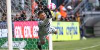 Felipe Alves, do S&atilde;o Paulo, defende p&ecirc;nalti contra o Palmeiras  Foto: Marcello Zambrana/Agif / Estad&atilde;o