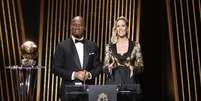 Didier Drogba e Sandy Heribert s&atilde;o os apresentadores do Bola de Ouro   Foto: Benoit Tessier / Reuters