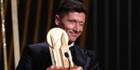 Lewandowski com o troféu Gerd Müller (Foto: FRANCK FIFE / AFP)  Foto: Lance!