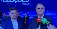 Bolsonaro dá entrevista ao lado de Moro, após debate  Foto: Reprodução/TV Bandeirantes