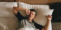 Homem acordando na cama  Foto: Getty Images / BBC News Brasil