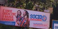 Em outdoor com a filha, o sócio torcedor do Bahia, Jamerson Silva, 38 anos, foi escolhido para ser um dos garotos propaganda da campanha do clube  Foto: Arquivo pessoal