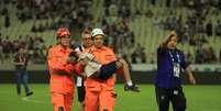  Torcedor do Cear&aacute; ferido recebe atendimento ap&oacute;s briga generalizada nas arquibancadas da Arena Castel&atilde;o durante partida entre Cear&aacute; e Cuiab&aacute;   Foto: Estad&atilde;o Conte&uacute;do/Jo&atilde;o Dijorge