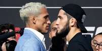 Charles do Bronx e Islam Makhachev em encarada tensa no UFC 280 (Foto: Reprodução/UFC)  Foto: Lance!