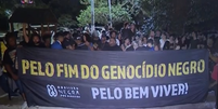 Manifestantes fazem ato contra racismo em frente ao prédio do humorista Eddy Jr. em SP  Foto: Reprodução/SP2/TV Globo
