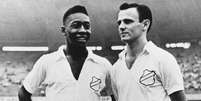 Pelé e Pepe fizeram parte de um dos maiores ataques de futebol do mundo (Foto: Acervo Santos FC)  Foto: Lance!