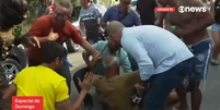 A Globo News exibiu vídeos com o momento da agressão  Foto: Reprodução/ Twitter: @GloboNews