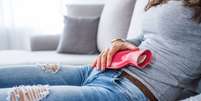 Entenda como as dores menstruais impactam a rotina das mulheres  Foto: Shutterstock / Alto Astral