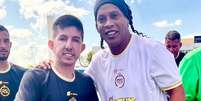 Rogerinho e Ronaldinho após amistoso no interior de SP (Arquivo Pessoal)  Foto: Lance!