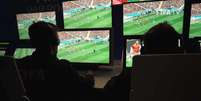 Cabine do VAR com as telas e assistentes durante jogo da Copa do Mundo de 2018 (Imagem: Reprodução/Fifa/Youtube)  Foto: Canaltech