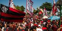 Torcedores do Flamengo fora para a rua apoiar o time no embarque paraGuayaquil (Foto: Armando Paiva/LancePress!)  Foto: Lance!