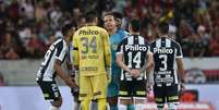 Jogadores reclamam com árbitro sobre pênalti não marcado em Camacho (Foto: Miguel Locatelli/Athletico-PR)  Foto: Lance!