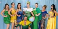 Edson Eddel com modelos usando suas criações: "A brasileira precisa perder o medo das cores fortes"  Foto: Simone Alves/Divulgação
