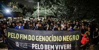 Imagem mostra manifestantes em protesto contra racismo sofrido pelo humorista Eddy Júnior.  Foto: Imagem: Reprodução/Twitter / Alma Preta