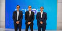 O mediador César Tralli com os candidatos Tarcísio de Freitas (Republicanos) e Fernando Haddad (PT) no estúdio da TV Globo em São Paulo  Foto: Fábio Tito/Globo