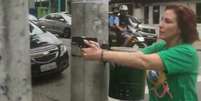 Carla Zambelli aponta arma para homem em bairro nobre de São Paulo  Foto: Reprodução