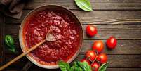 Guia da Cozinha - Molho de tomate caseiro é mais saudável e econômico! Aprenda a fazer  Foto: Guia da Cozinha