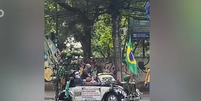 O carro estava ornamentado com bandeiras do Brasil e tocava o Hino Nacional  Foto: Reprodução/ YouTube Jornal O Globo