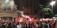 Apoiadores de Lula comemoram virada e fazem festa na Avenida Paulista, em São Paulo.  Foto: Juliana Cruz/Terra