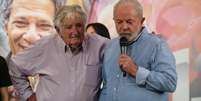 José "Pepe" Mujica, ex-presidente do Uruguai (à esquerda) e Luiz Inácio Lula da Silva (à direita), presidente eleito do Brasil  Foto: Sebastiao Moreira/EPA-EFE / BBC News Brasil