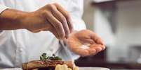 Estudo: sal extra no prato aumenta em 28% risco de morte prematura  Foto: Shutterstock / Saúde em Dia