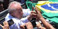 O presidente eleito Luiz Inácio Lula da Silva (PT) é saudado por simpatizantes   Foto: Werther Santana/Estadão / Estadão